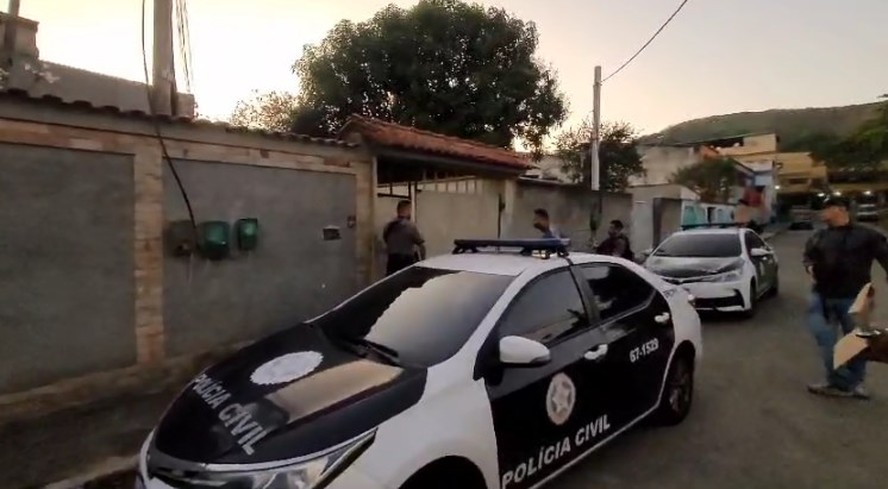 Policia no endereço de um dos investigados na operação de combate a furto de cabos na Baixada