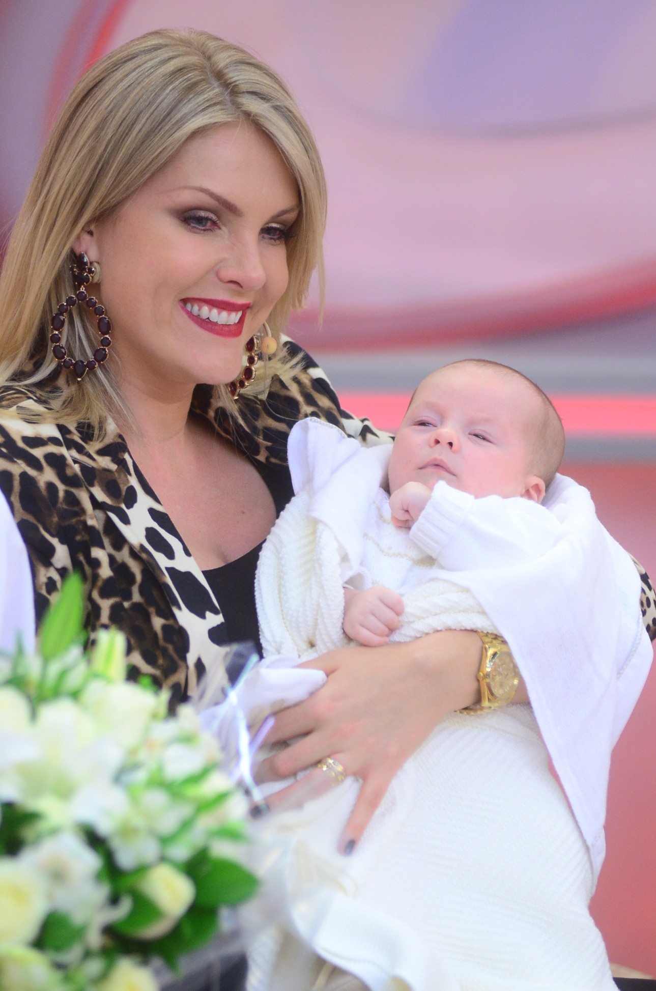 Ana Hickmann mostrou o rosto de seu primeiro filho, Alexandre, aos 2 meses de idade, no "Programa da tarde", da Record — Foto: Edu Moraes