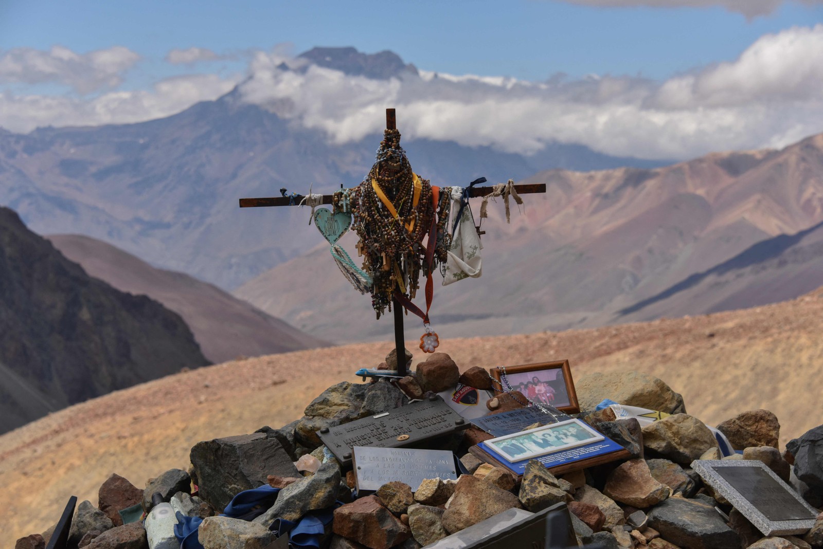 Foto da cruz no túmulo das vítimas do desastre aéreo dos Andes em 1972 — Foto: Mariana Suarez / AFP