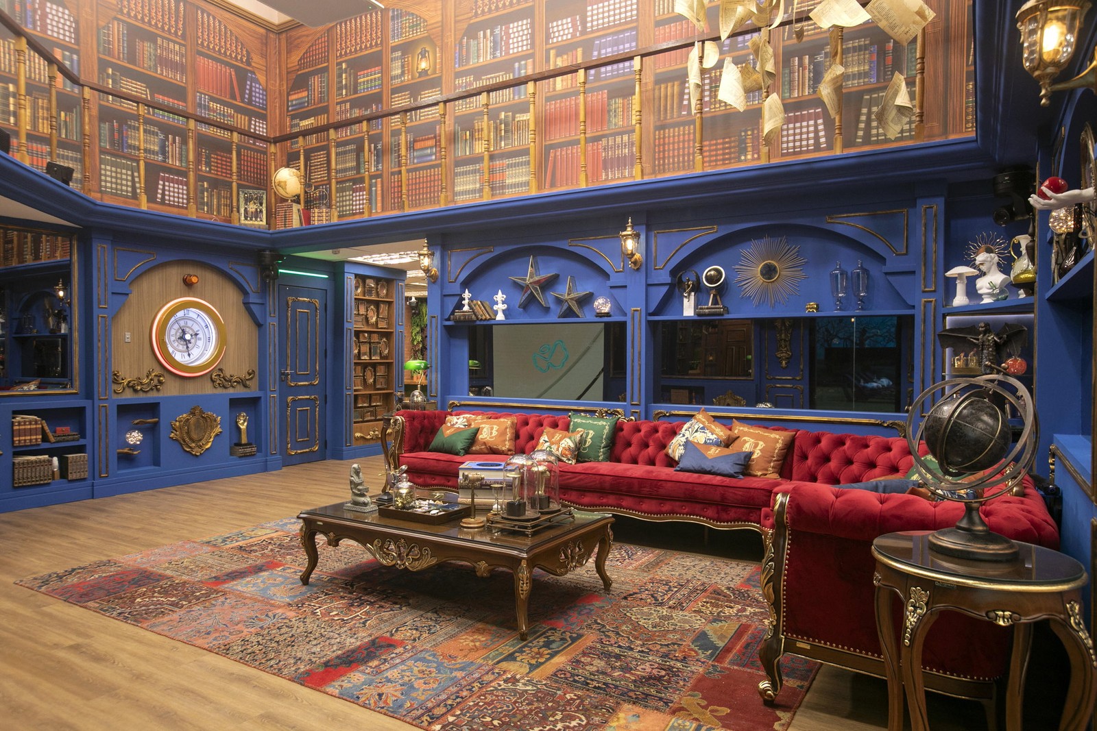 Aqui, a sala da casa, que simula uma grande biblioteca antiga — Foto: Globo/Manoella Mello