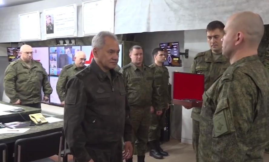 Ministro da Defesa da Rússia, Sergei Shoigu visita soldados em território ucraniano quando invasão completa dois anos