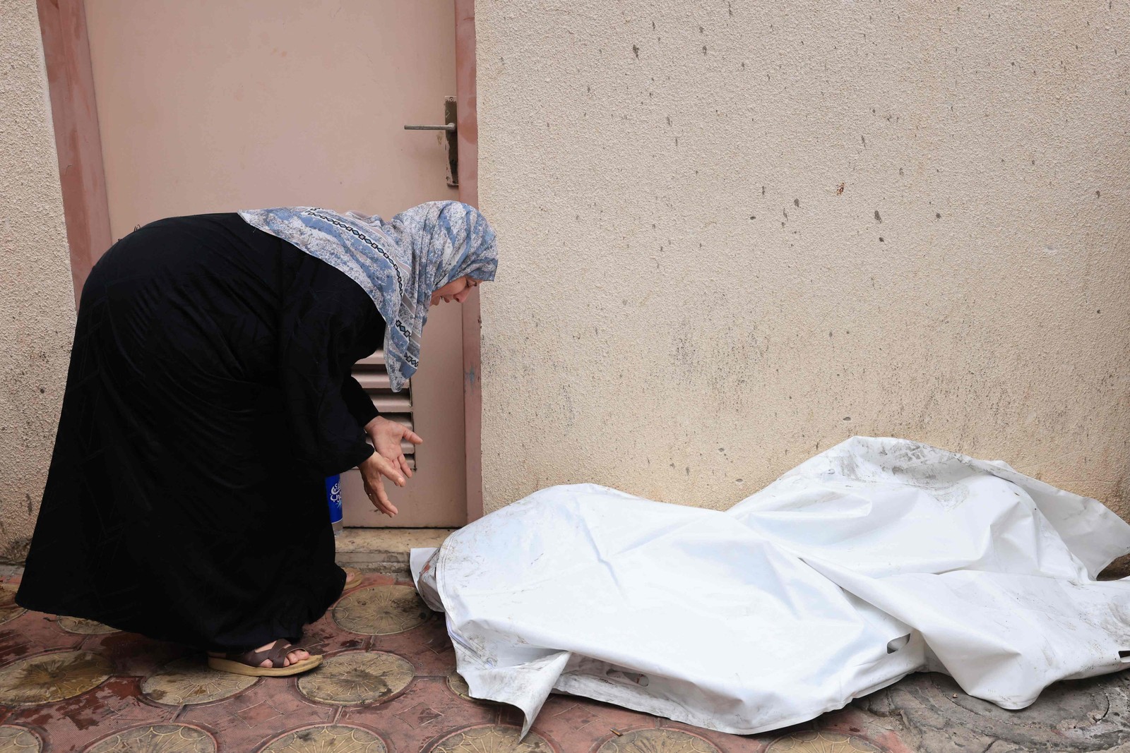 Palestina chora a morte de um parente após resposta de Israel à Faixa de Gaza — Foto: Mahmud Hams/AFP