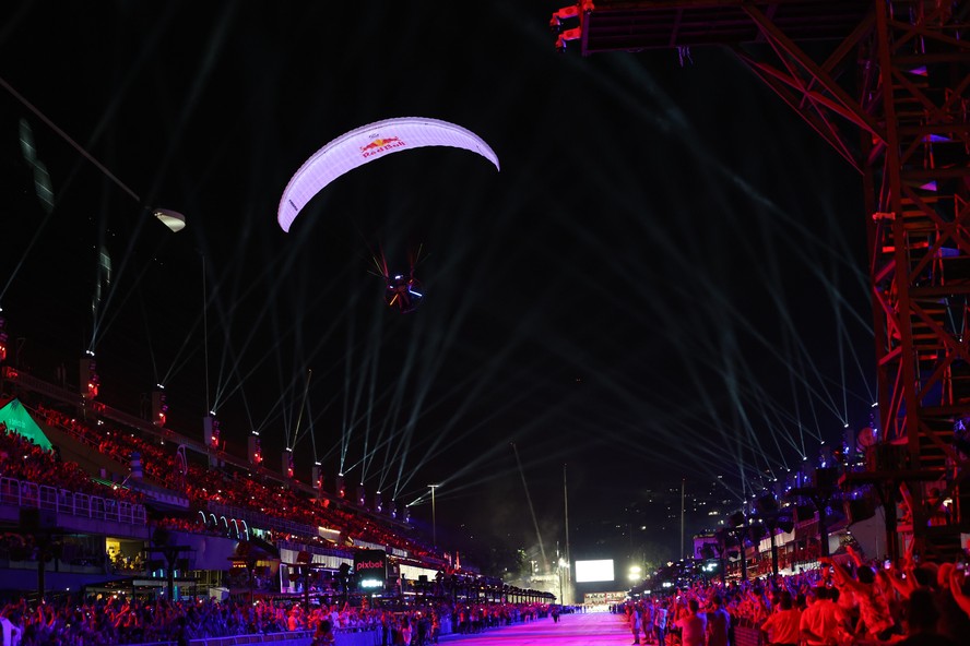 Paraglider faz sobrevoo na Sapucaí em homenagem aos 40 anos do Sambódromo