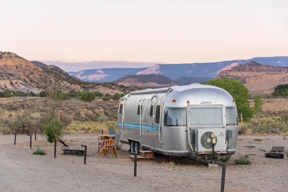 Em meio às estranhas e belas formações rochosas do sul de Utah, o Ofland Escalante expandiu recentemente suas acomodações para hóspedes. Agora são 52, incluindo cabines e Airstreams vintage — Foto: Ofland Escalante