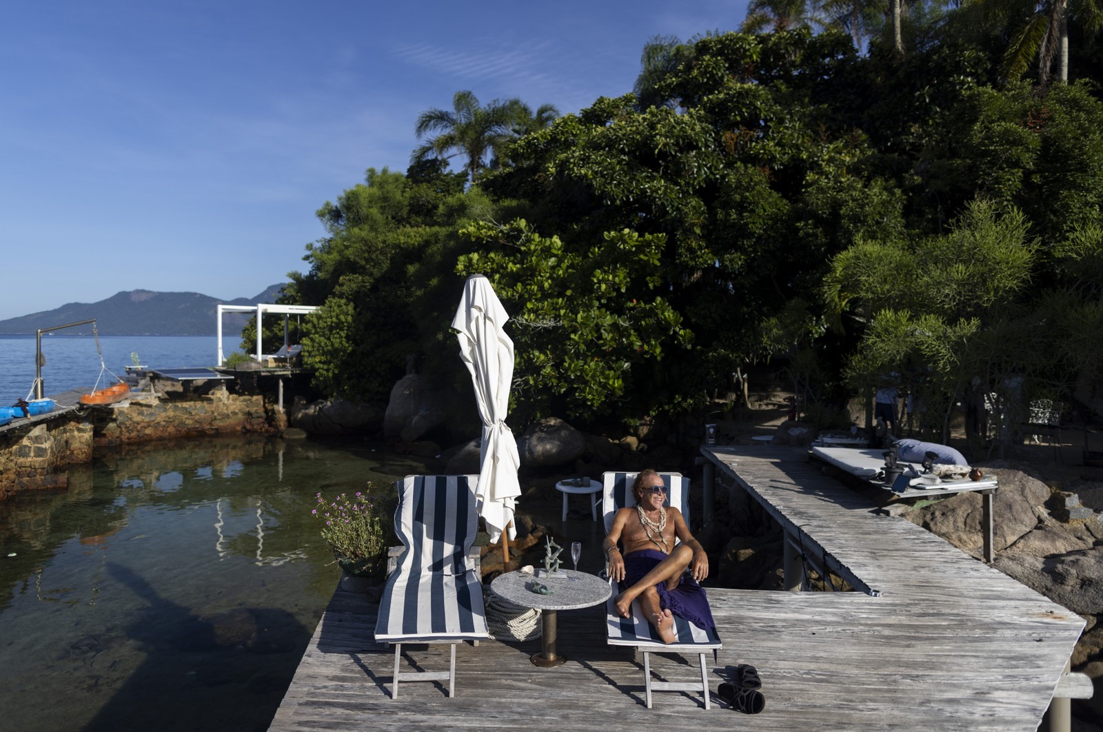 A Ilha dos Desejos, na Baía da Ilha Grande (RJ), é vizinha da Ilha do Pitanquy e está à venda por R$ 15 milhões. Na foto, o proprietário, o cirurgião plástico George Otero Nunes, 75 anos, no cais de chegada da ilha — Foto: Márcia Foletto/Agência O Globo
