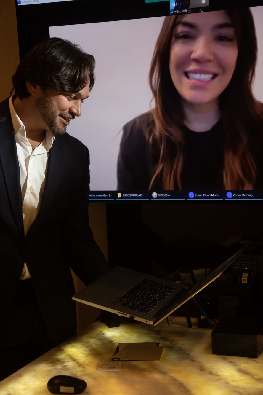 A italiana Debora Lima faz revisão por videoconferência com Dr. Veit