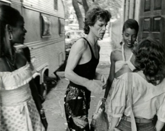 Mick Jagger chegando na Gafieira Elite, no Centro do Rio, para gravar clipe em 1984 — Foto: Alberto Jacob/Agência O GLOBO