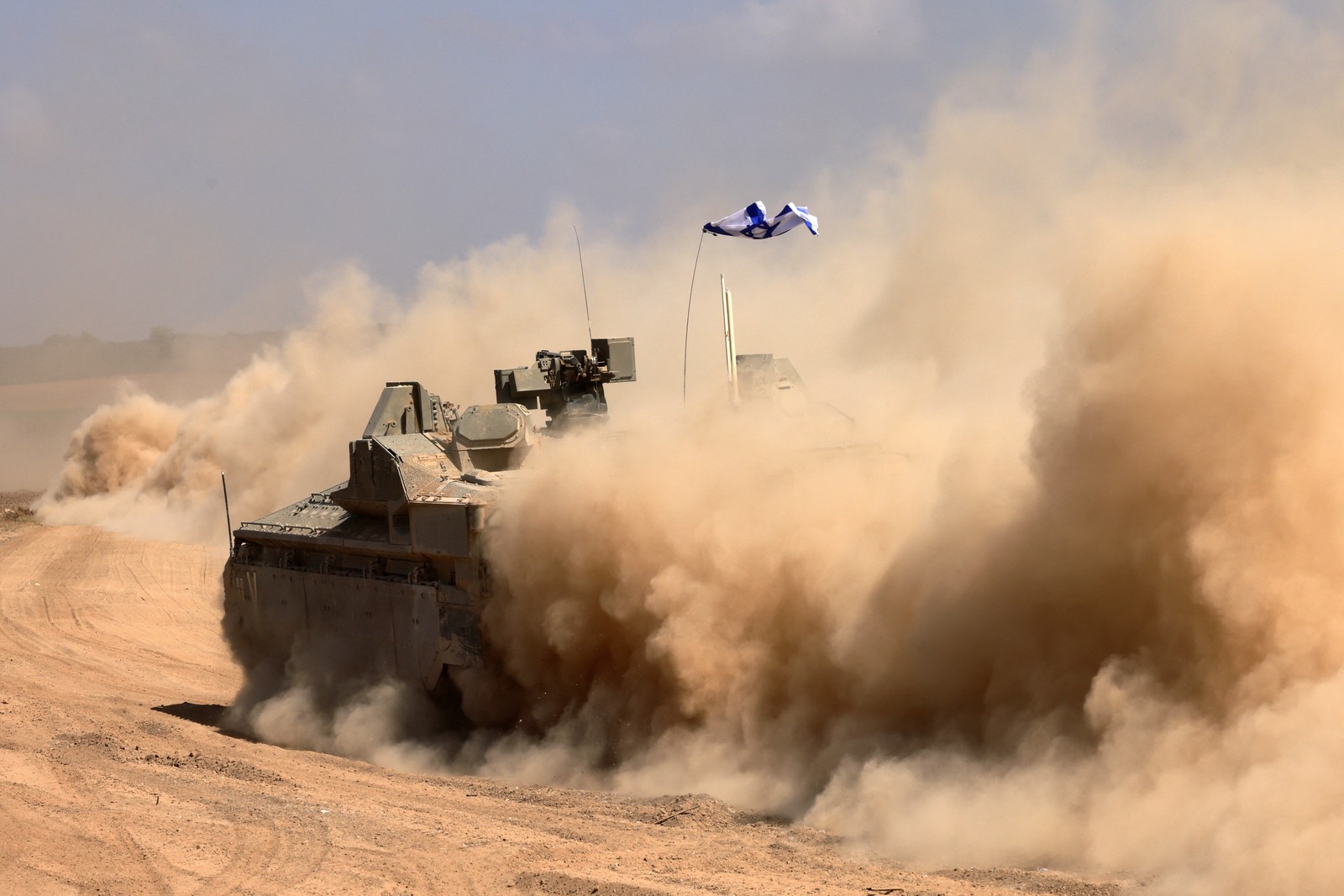 Tanques Namer 1500, de Israel, chegam à fronteira com Gaza — Foto: AFP