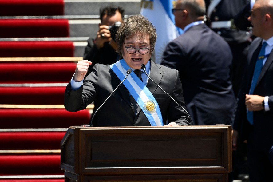 Javier Milei discursa enquanto toma posse da Presidência da Argentina