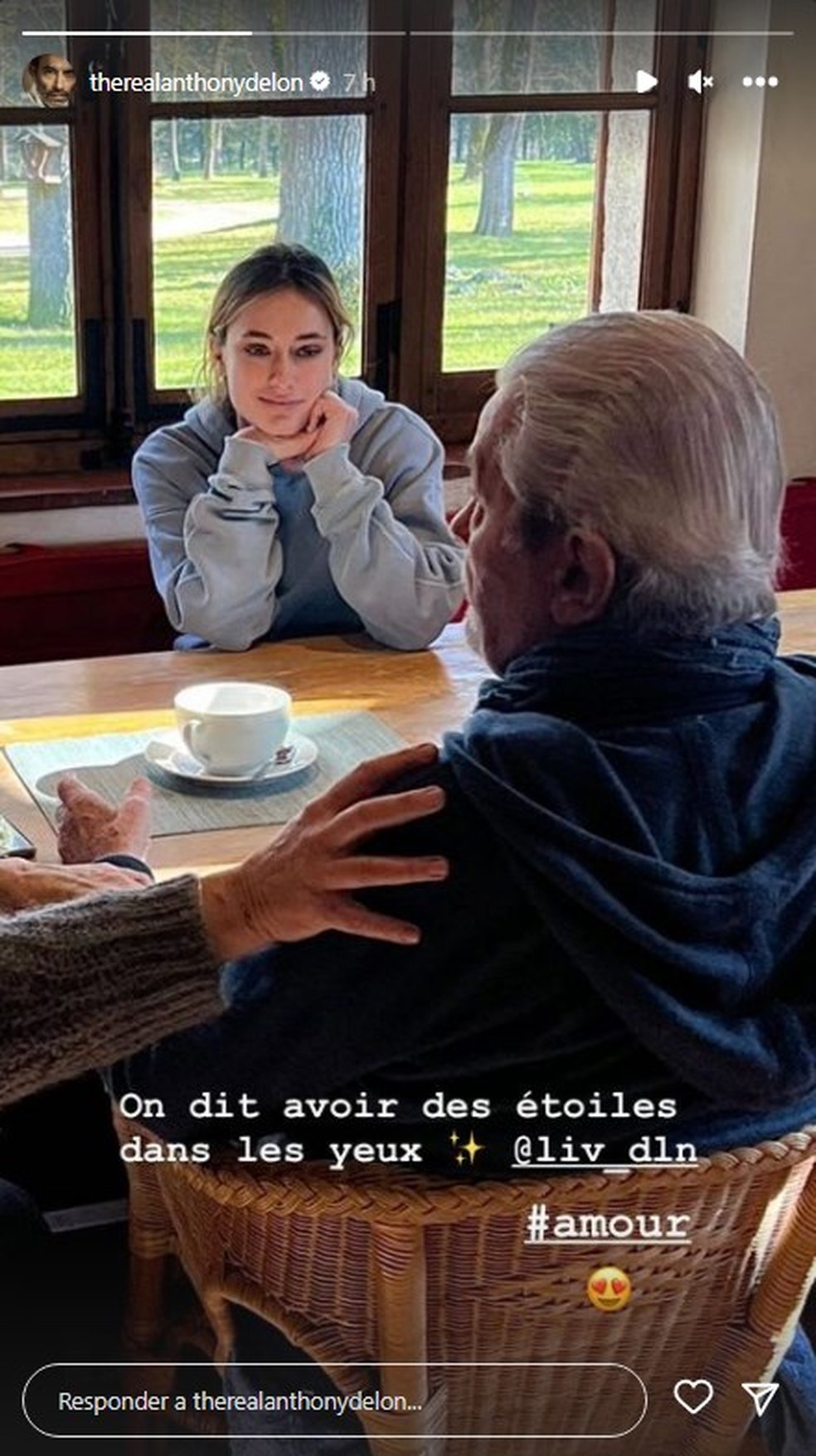 Alain Delon aparece à frente da neta Liv Delon, em foto em rede social — Foto: Reprodução/Instagram