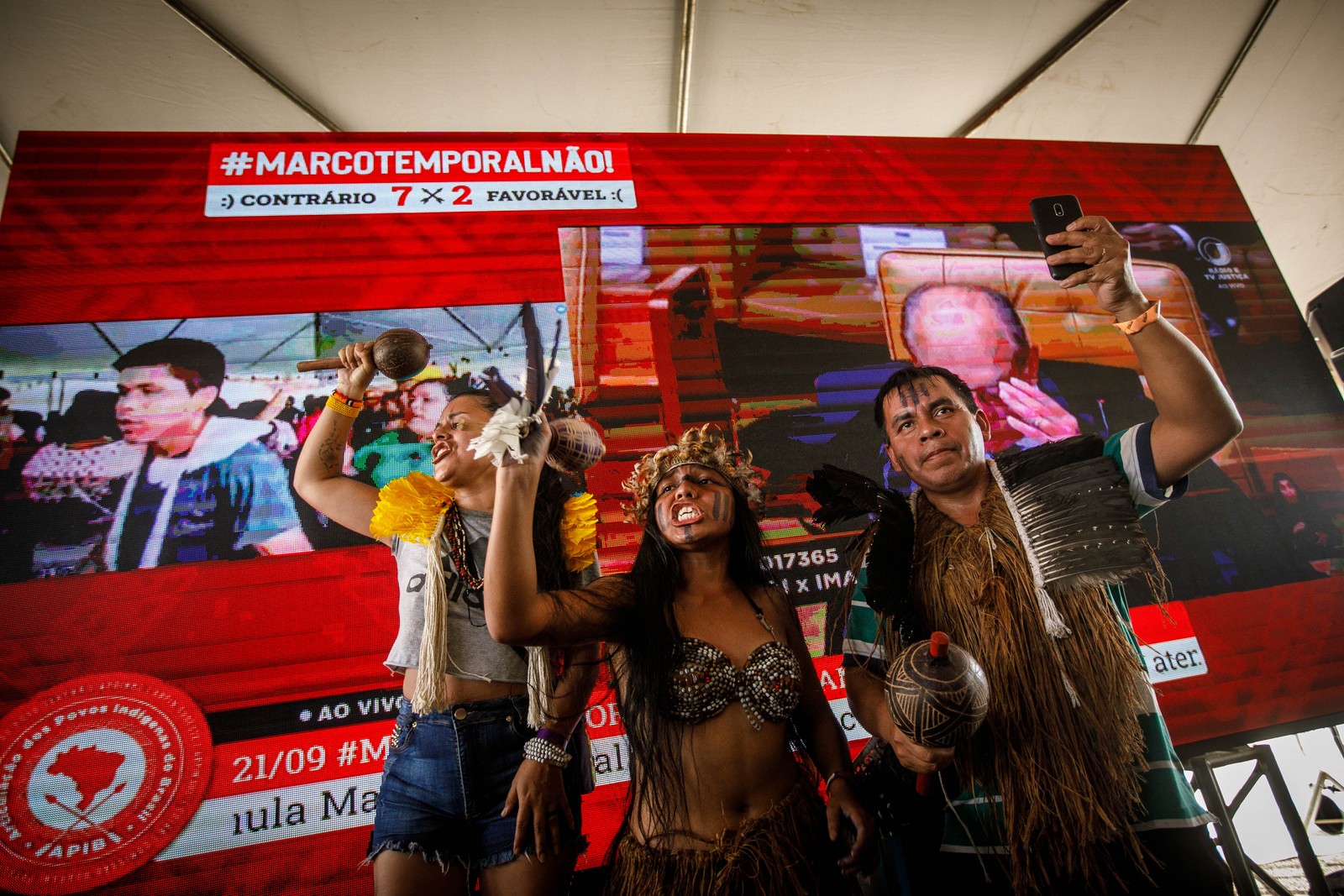 Indígenas Comemoram: STF forma maioria para derrubar marco temporal das terras indígenas, a tese que limitaria demarcações de terras indígenas — Foto: Brenno Carvalho/Agência O Globo