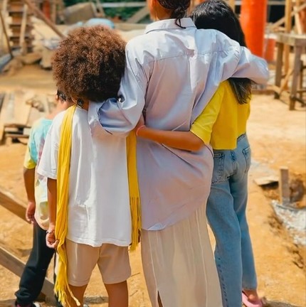 Igor Rickli e Aline Wirley, por exemplo, adotaram duas crianças no ano passado  — Foto: Reprodução