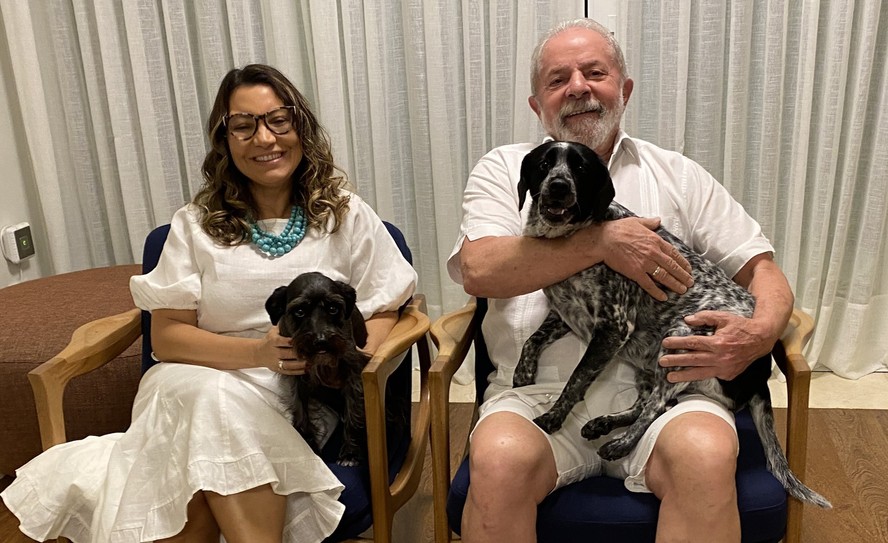 Lula e Janja com as cachorrinhas Resistência e Paris