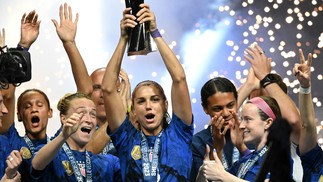 A atacante dos Estados Unidos Alex Morgan ergue o troféu da SheBelieves Cup, quadrangular jogado  com Japão, Brasil e Canadá — Foto: PATRICK T. FALLON/AFP