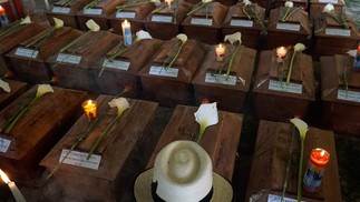 Cinquenta e nove resto mortais de indígenas maias  vítimas da perseguição militar entre 1960-1996 são entregues à comunidades e, enfim, sepultadas na aldeia Jacana em Nebaj — Foto: JOHAN ORDONEZ/AFP