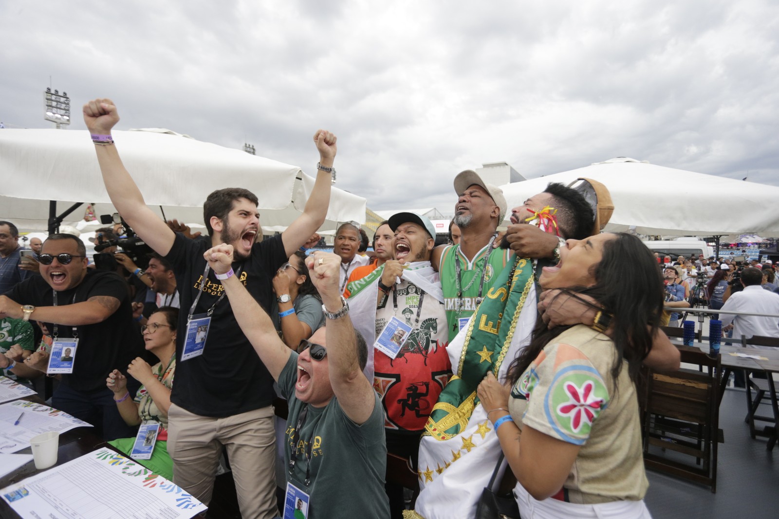 Membros da Imperatriz comemoram durante a apuração do desfile das escolas de samba do grupo especial no Sambódromo — Foto: Domingos Peixoto