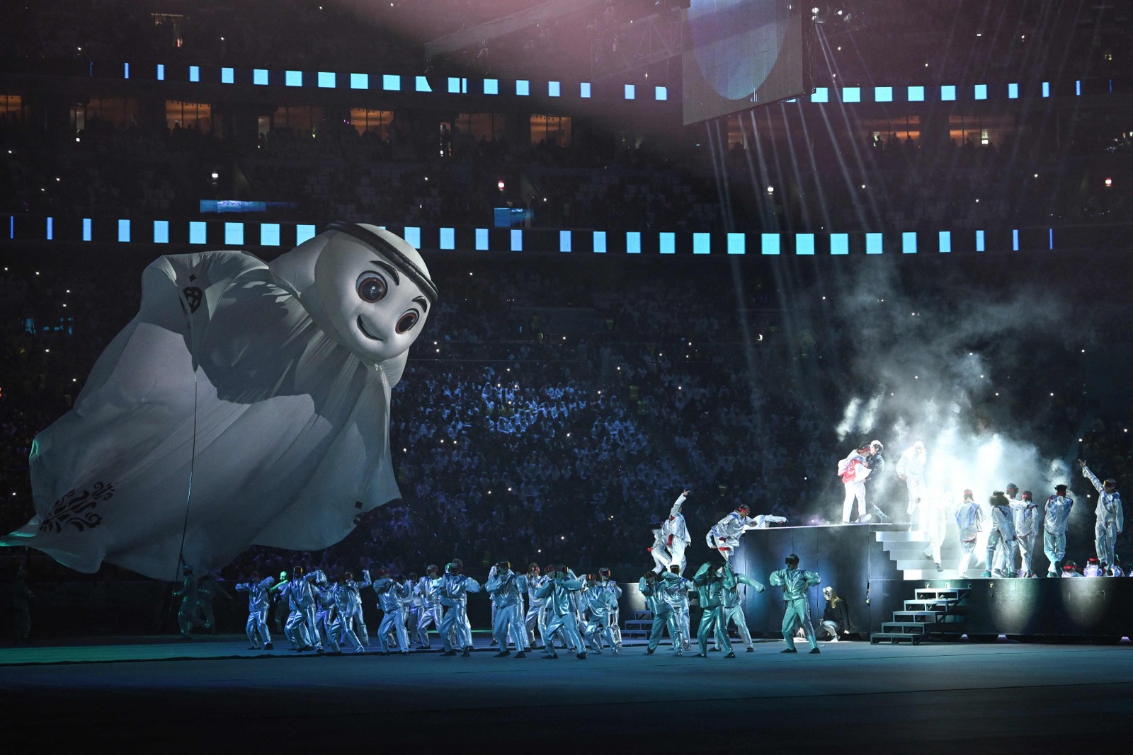 O mascote do Qatar 2022, La'eeb, se apresenta durante a cerimônia de abertura da Copa do Mundo do Qatar 2022 — Foto: MANAN VATSYAYANA / AFP