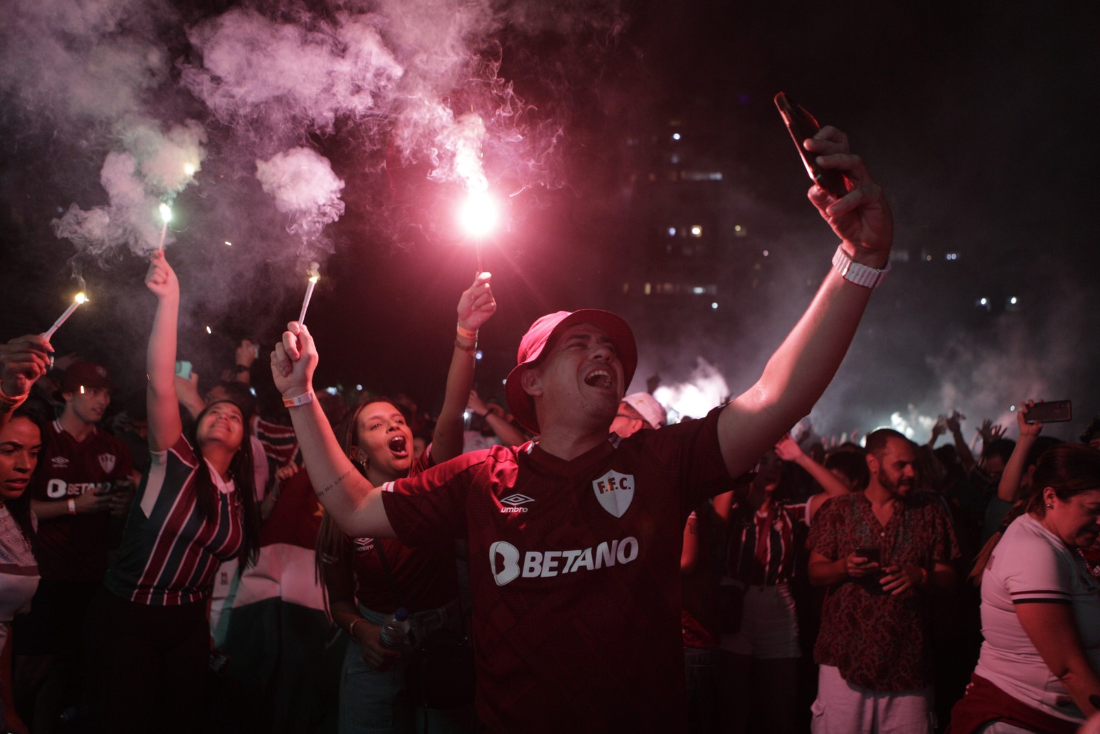 Torcida tricolor comemora a virada do Fluminense no segundo tempo contra o Internacional — Foto: Alexandre Cassiano/Agência O Globo