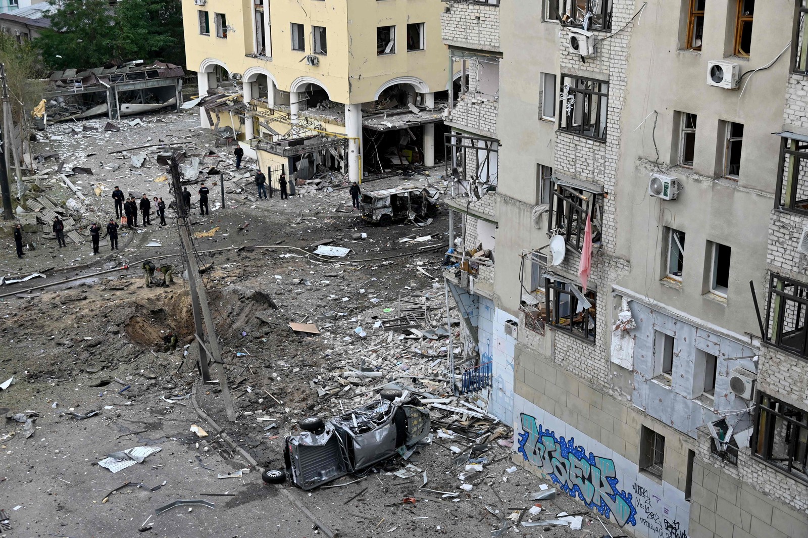 Edifícios danificados após o ataque russo no centro da cidade ucraniana de KharkiV — Foto: SERGEY BOBOK / AFP