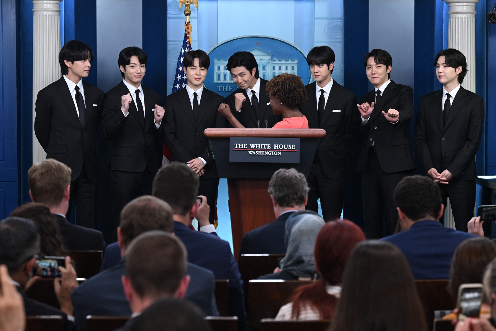 Discurso do BTS foi precedido por breve apresentação da secretária de imprensa Karine Jean-Pierre — Foto: SAUL LOEB / AFP