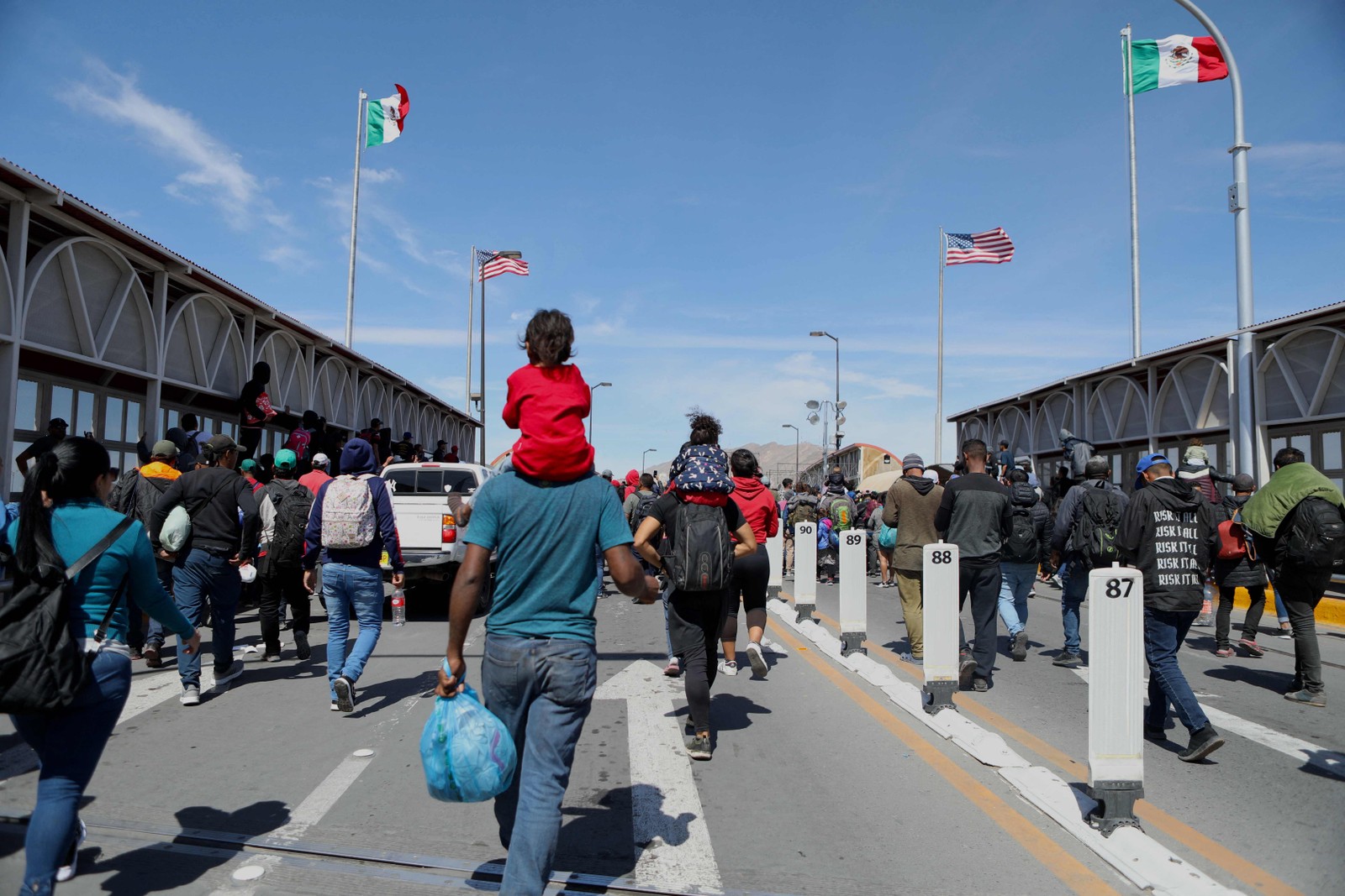 Um venezuelano disse à AFP que estava esperando há seis meses para tentar marcar uma entrevista para pedir asilo nos Estados Unidos, onde quer trabalhar — Foto: Herika Martinez / AFP