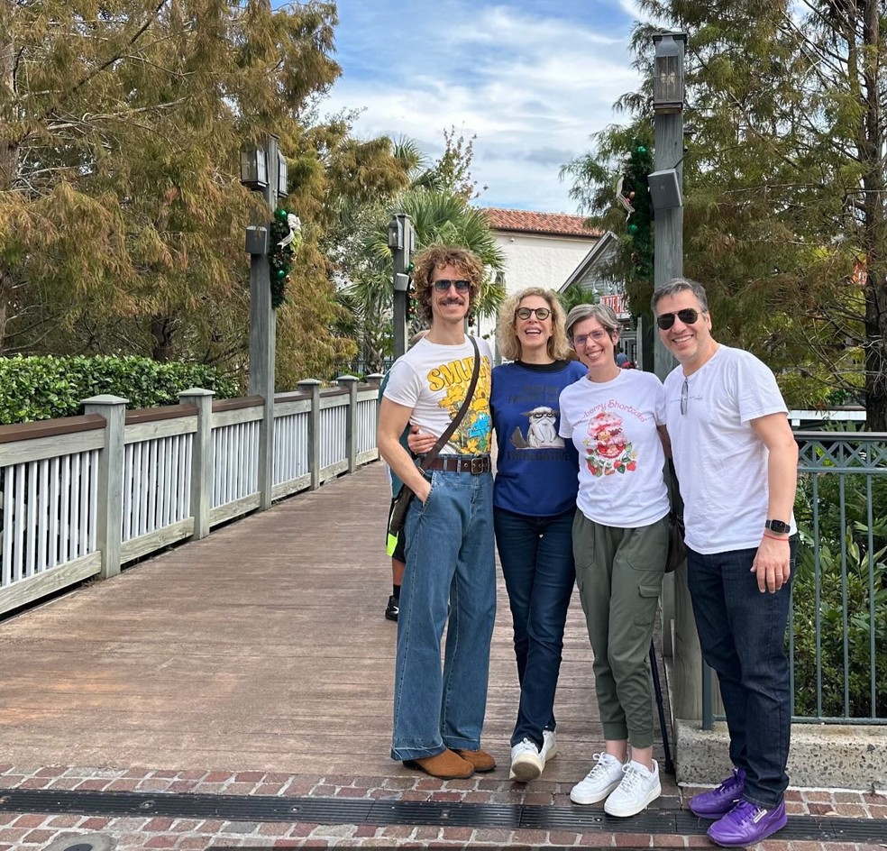 Marília Gabriela com os filhos e a nora na Disney — Foto: Reprodução Instagram