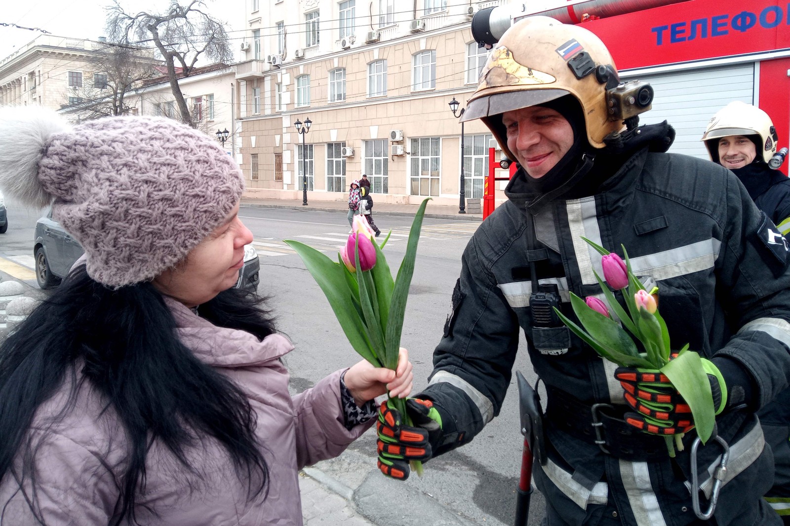 Em Rostov-on-Don, na Rússia, bombeiros distribuem flores para mulheres nas ruas — Foto: AFP