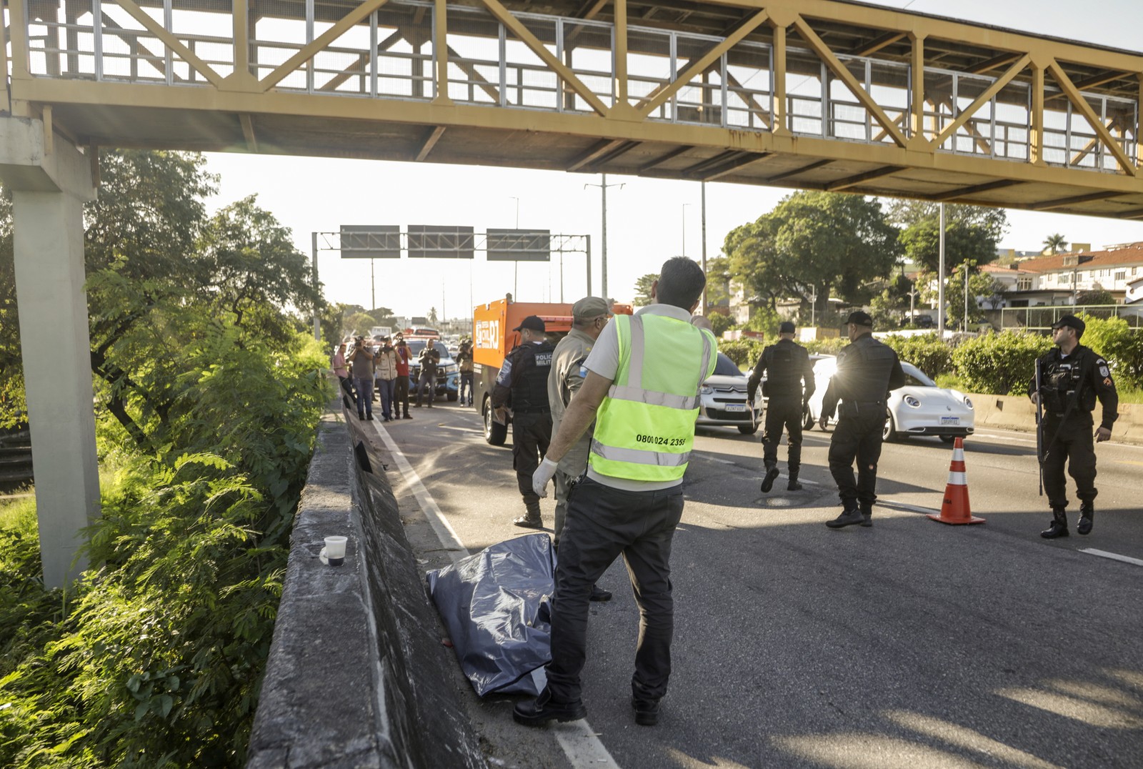 A movimentação na Linha Amarela após o tiroteio — Foto: Gabriel de Paiva / Agência O Globo