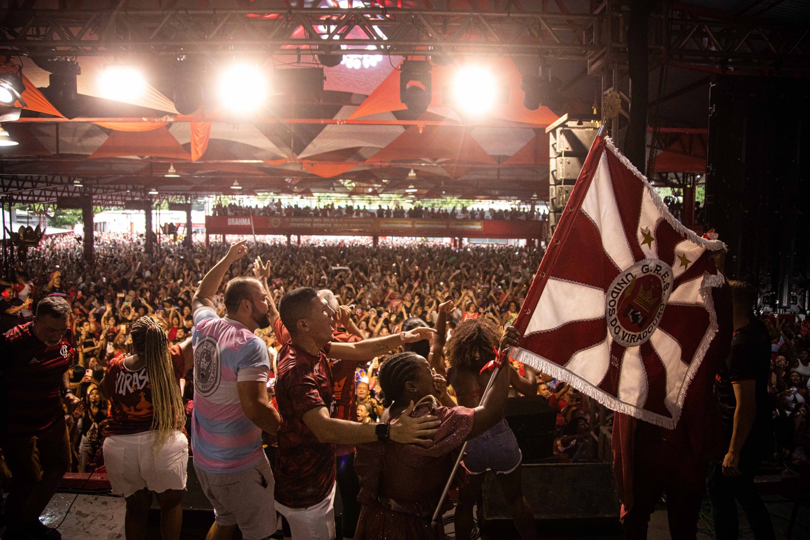 Festa na quadra da Viradouro, em Niterói — Foto: Hermes de Paula / Agência O Globo