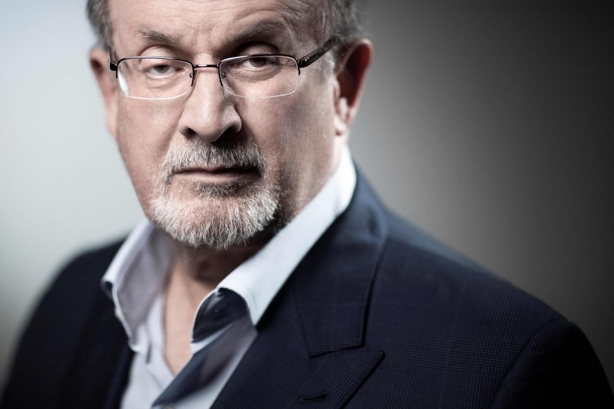 O escritor Salman Rushdie