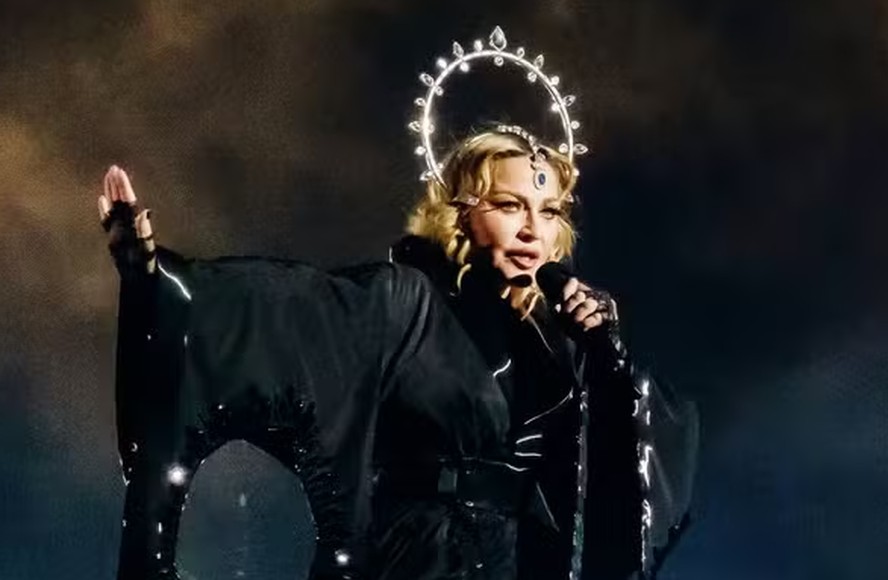 A cantora Madonna no palco, na Praia de Copacabana