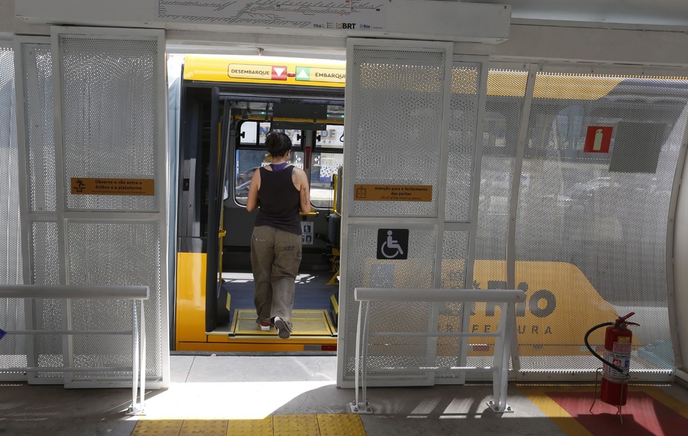 Metade das paradas do sistema BRT passam a funcionar 24 horas por dia a partir de 22 de junho — Foto: Fabiano Rocha / Agência O Globo