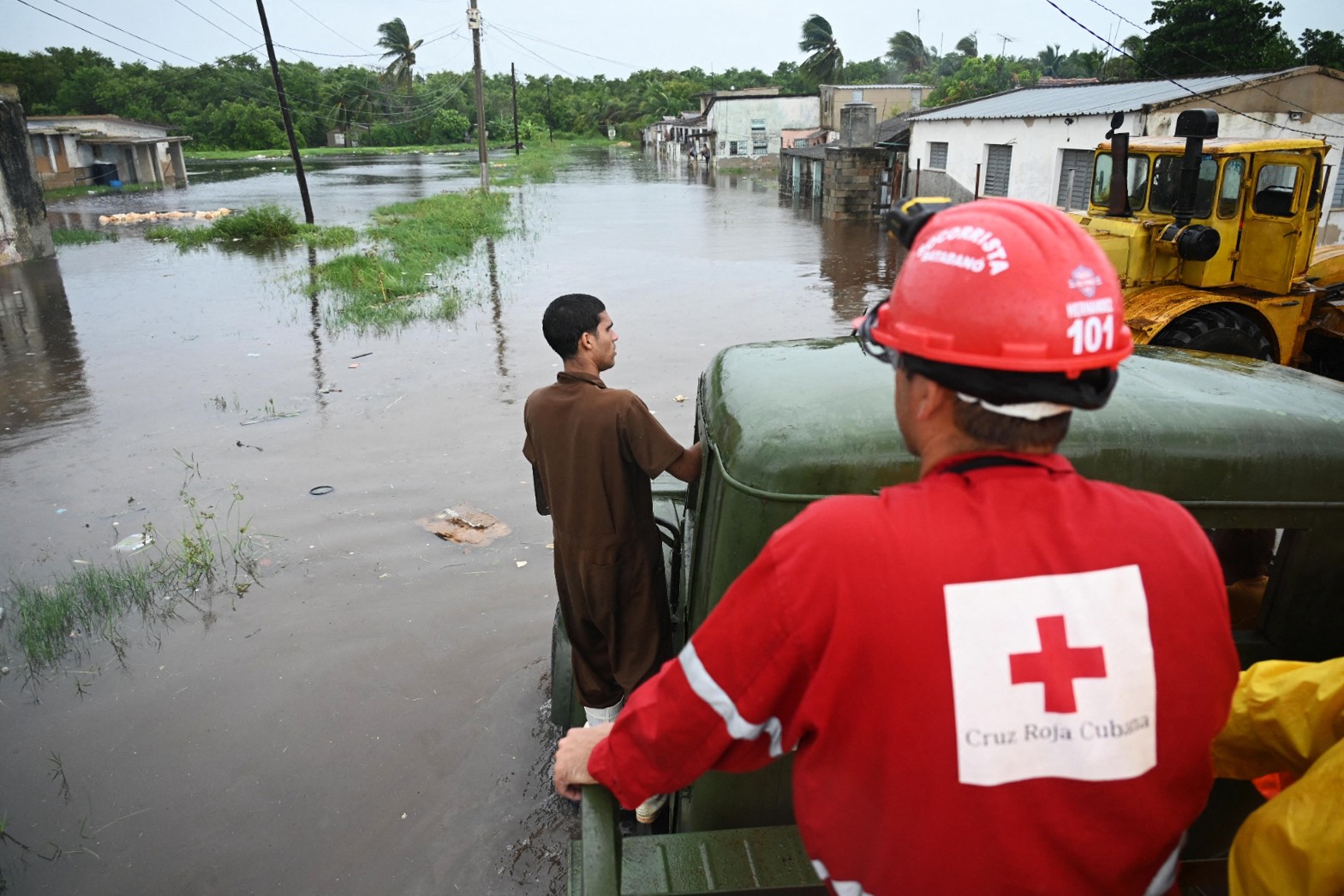 Um membro da Cruz Vermelha Cubana trabalha em uma rua inundada em Batabano, província de Mayabeque (Cuba), durante a passagem da tempestade tropical Idalia. — Foto: Yamil LAGE/AFP