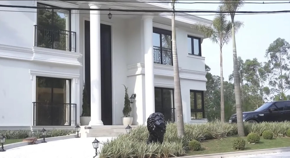 Fachada da mansão onde mora Simone Mendes, em Alphaville, na Grande São Paulo — Foto: Reprodução/YouTube
