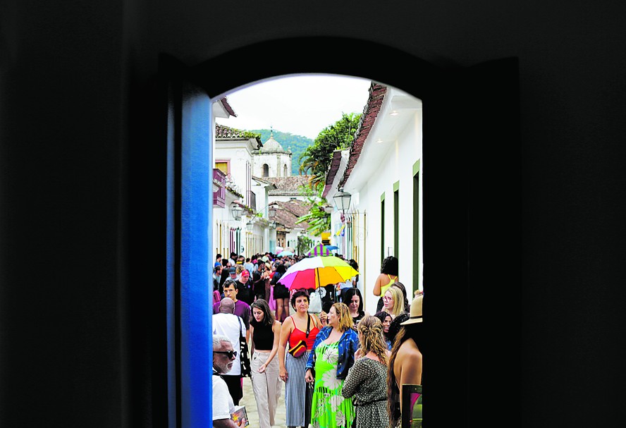 Lotada, Paraty sofreu com calor, apagão e chuvas, mas o público não arredou pé da cidade histórica durante os dias da Flip