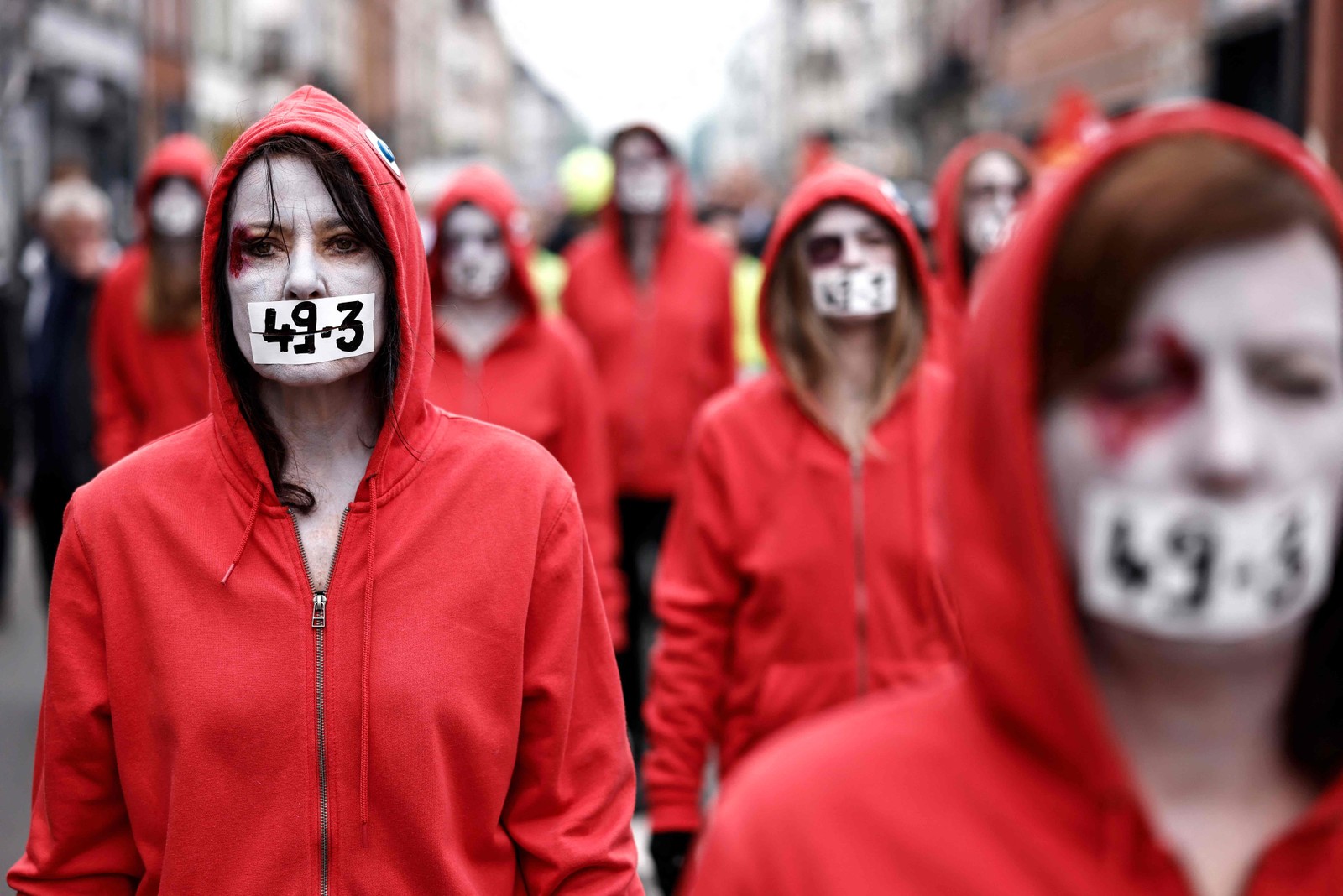 Manifestantes vestidas de "Marianne" participam de ato no Dia do Trabalhador, contra a impopular reforma previdenciária, em Lille, no norte do país — Foto: Sameer Al-Doumy / AFP