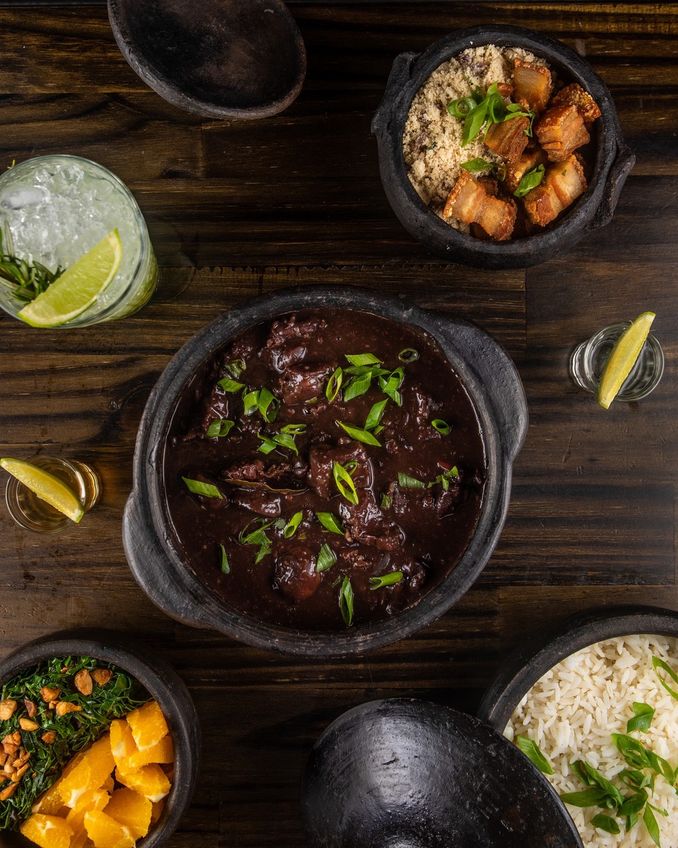 Feijoada servida no bar Os Imortais, em Copacabana — Foto: Tomás Rangel