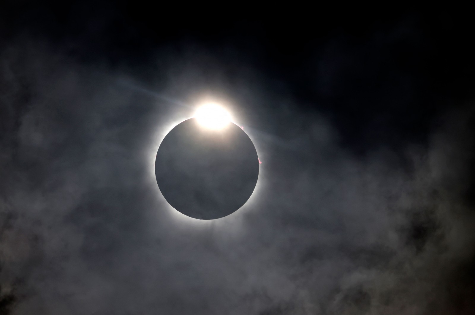 O "efeito do anel de diamante" é visto quando a lua eclipsa o sol. Fort Worth, Texas. — Foto: Ron Jenkins/Getty Images/AFP
