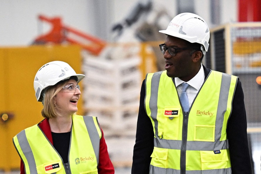 Primeira-ministra Liz Truss, ao lado do ministro do Tesouro, Kwasi Kwarteng, durante visita a Northfleet, no Sudeste britânico