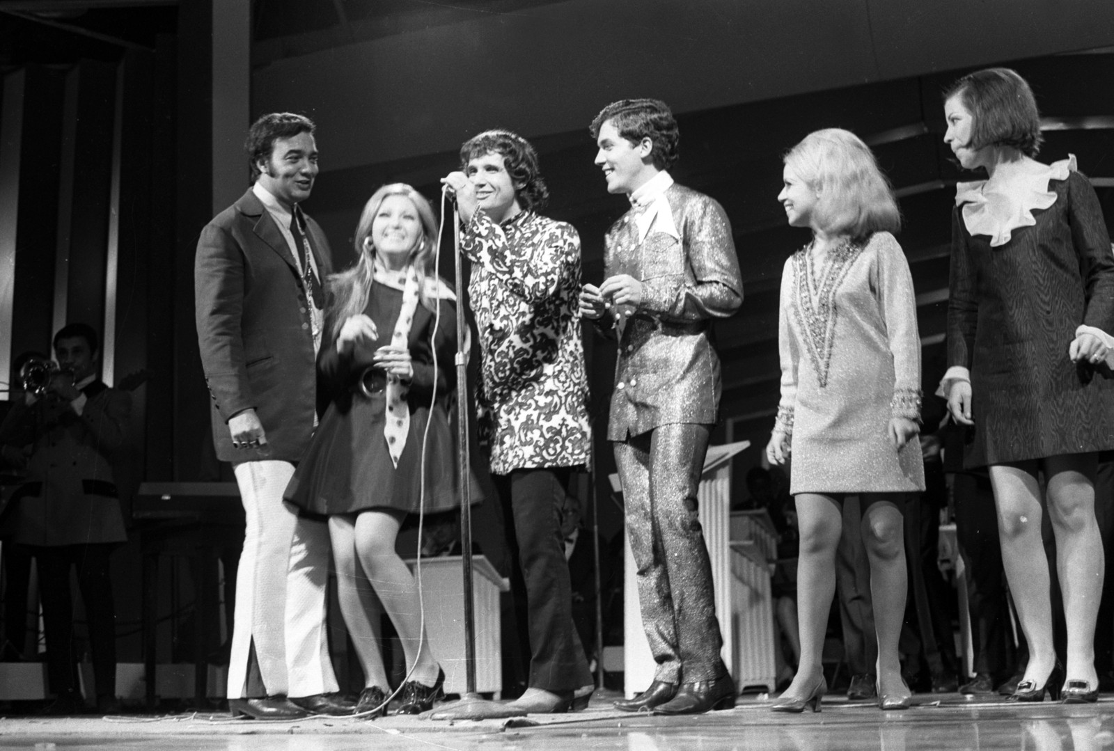 Programa RC, em 1968, na TV Tupi: Roberto Carlos recebe Erasmo Carlos, Wanderléa, Wanderley Cardoso e Beth Carvalho — Foto: Editora Globo / Agência O Globo