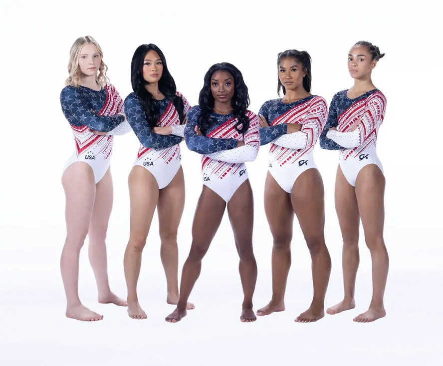 A equipe de ginástica olímpica feminina dos EUA usando o collant de competição final da equipe Go For Glory, coberto com quase 10.000 cristais. Da esquerda para a direita: Jade Carey, Sunisa Lee, Simone Biles, Jordan Chiles e Hezly Rivera