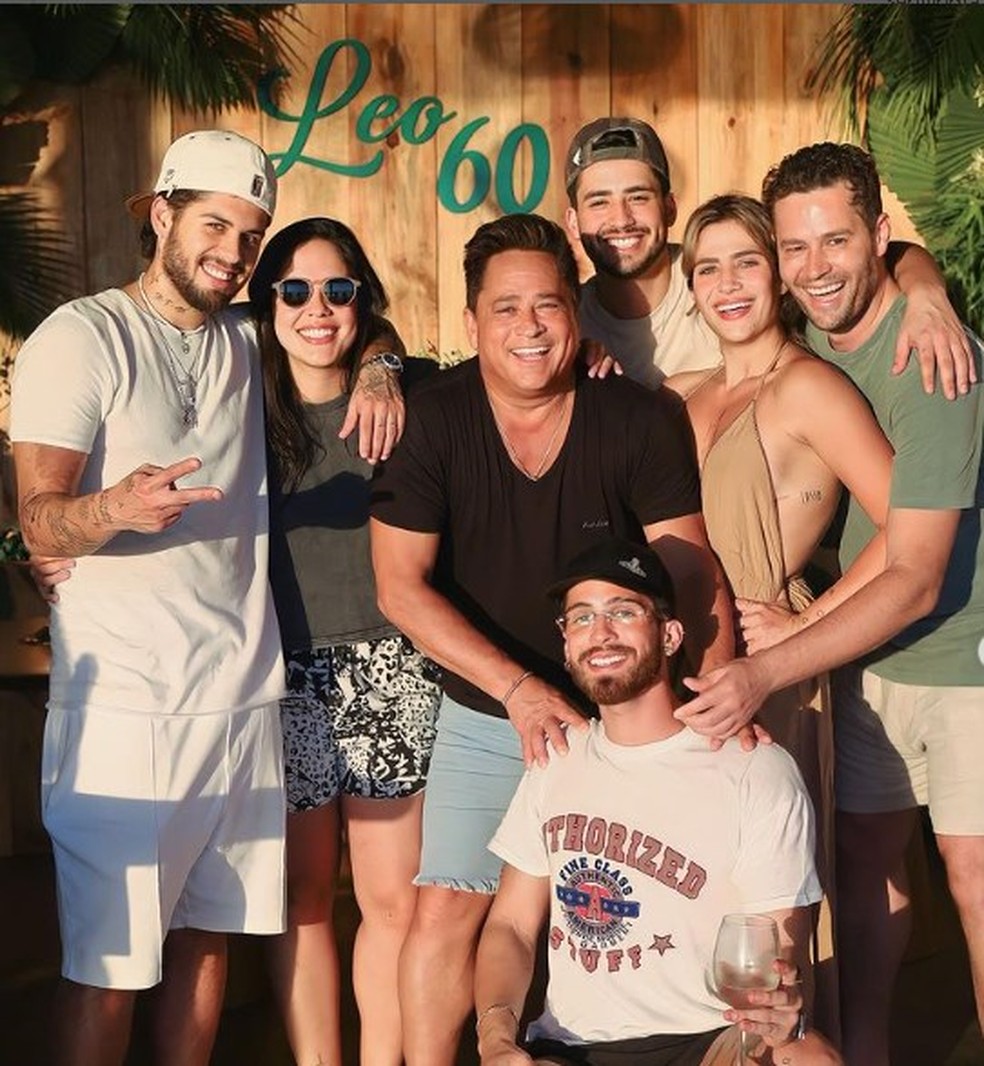 Leonardo com os filhos na comemoração dos 60 anos — Foto: Reprodução Instagram