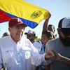 O candidato presidencial da oposição venezuelana, Edmundo González Urrutia, cumprimenta apoiadores ao chegar ao ato de campanha em Barlovento, estado de Miranda, Venezuela - Federico PARRA / AFP