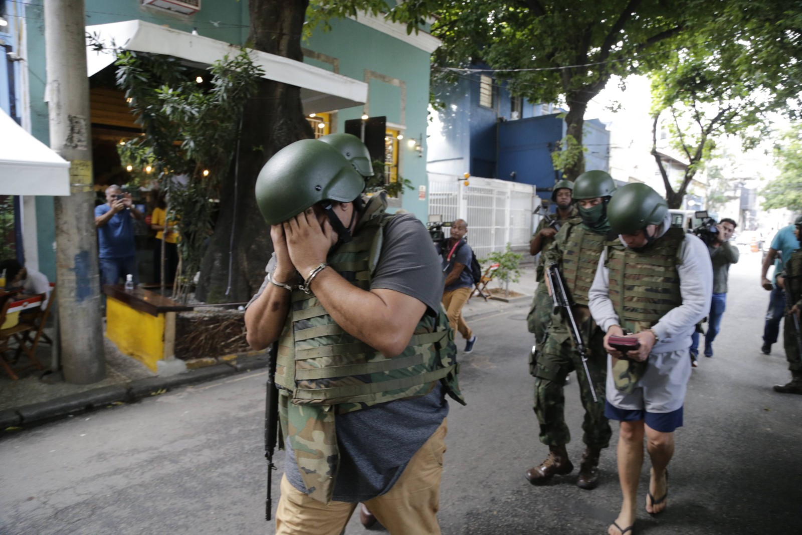 Dois sargentos e um cabo do 1º Distrito Naval, além de um quarto acusado, foram presos neste domingo por sequestrarem, matarem e esconderem o corpo do perito da Polícia Civil do Rio. — Foto: Domingos Peixoto / Agência O Globo