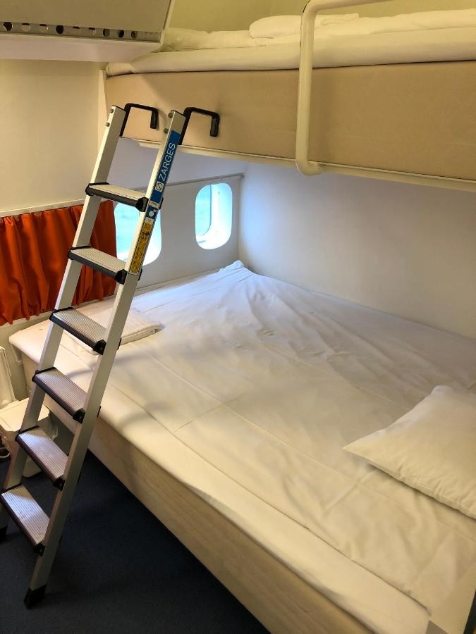 Jumbo Stay é um hotel dentro de um antigo Boeing 747  na Suécia — Foto: Reprodução Booking