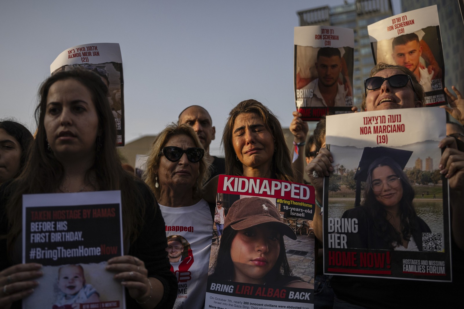 Familiares de pessoas mantidas como reféns em Gaza e apoiadores se manifestam em Tel Aviv, Israel — Foto: Tamir Kalifa/The New York Times