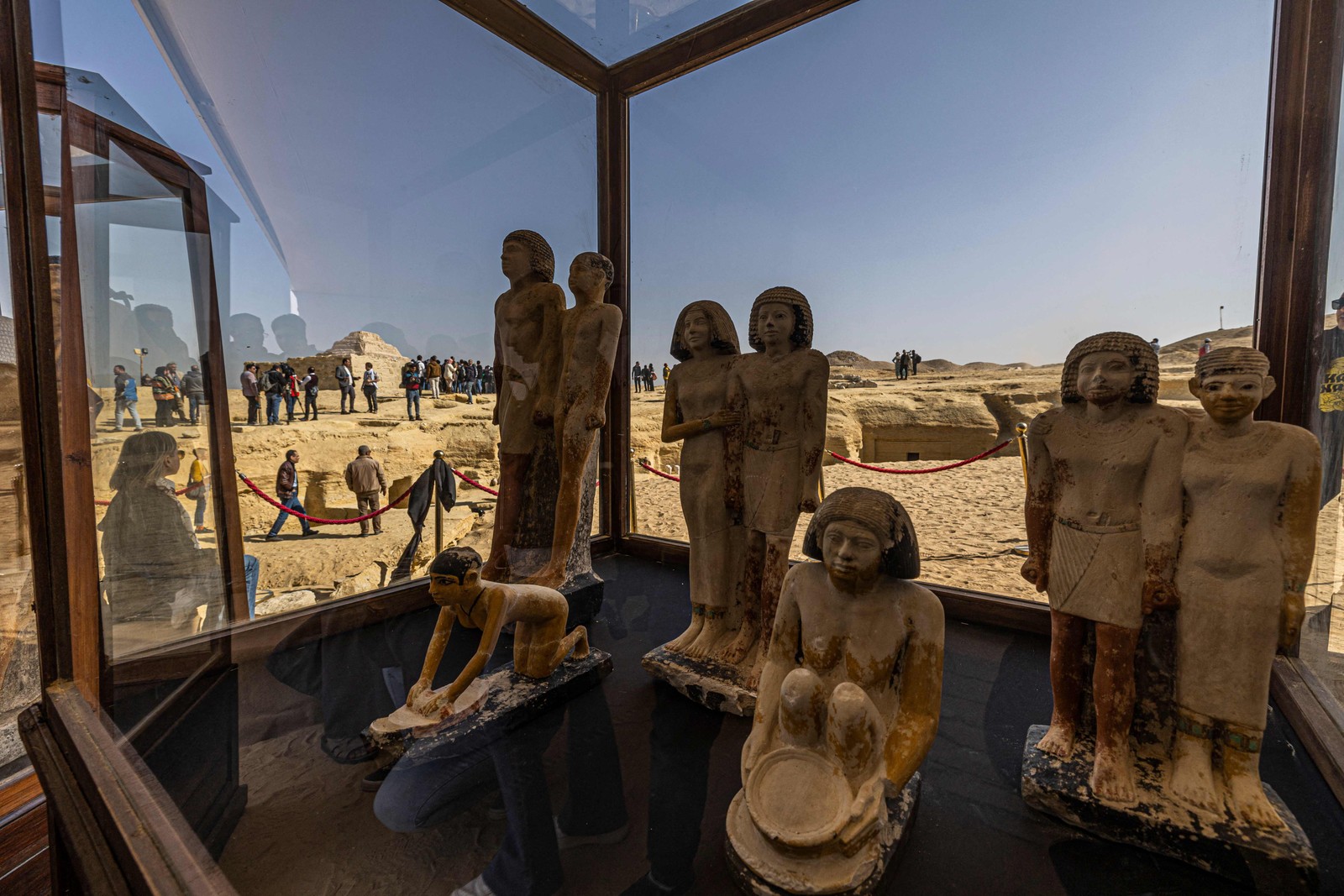 Descobertas foram feitas na necrópole de Saqqara, sítio arqueológico conhecido pela famosa pirâmide do faraó Djoser — Foto: Khaled DESOUKI