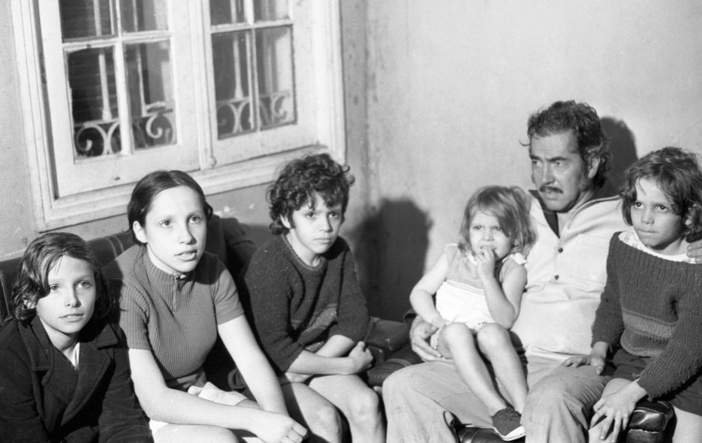 Carlinhos: O pai do menino, João Ramirez, e cinco de seus filhos em casa, logo após sequestro — Foto: Antonio Carlos/Agência O GLOBO