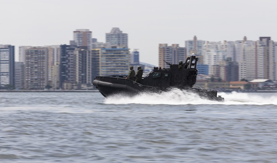 Militares da Marinha do Brasil fazem patrulhamento no Porto de Santos no âmbito da GLO
