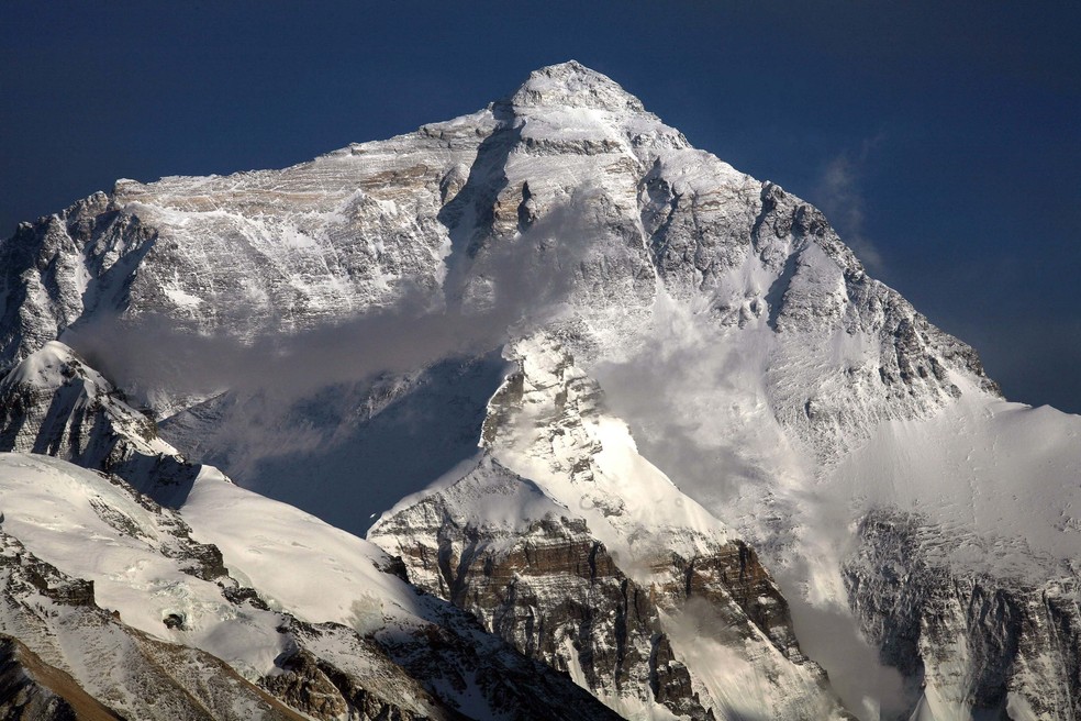 Vista do Monte Everest a partir do Templo de Rongbuk, localizado na região autônoma do Tibete — Foto: AFP PHOTO/Greenpeace/John Novis